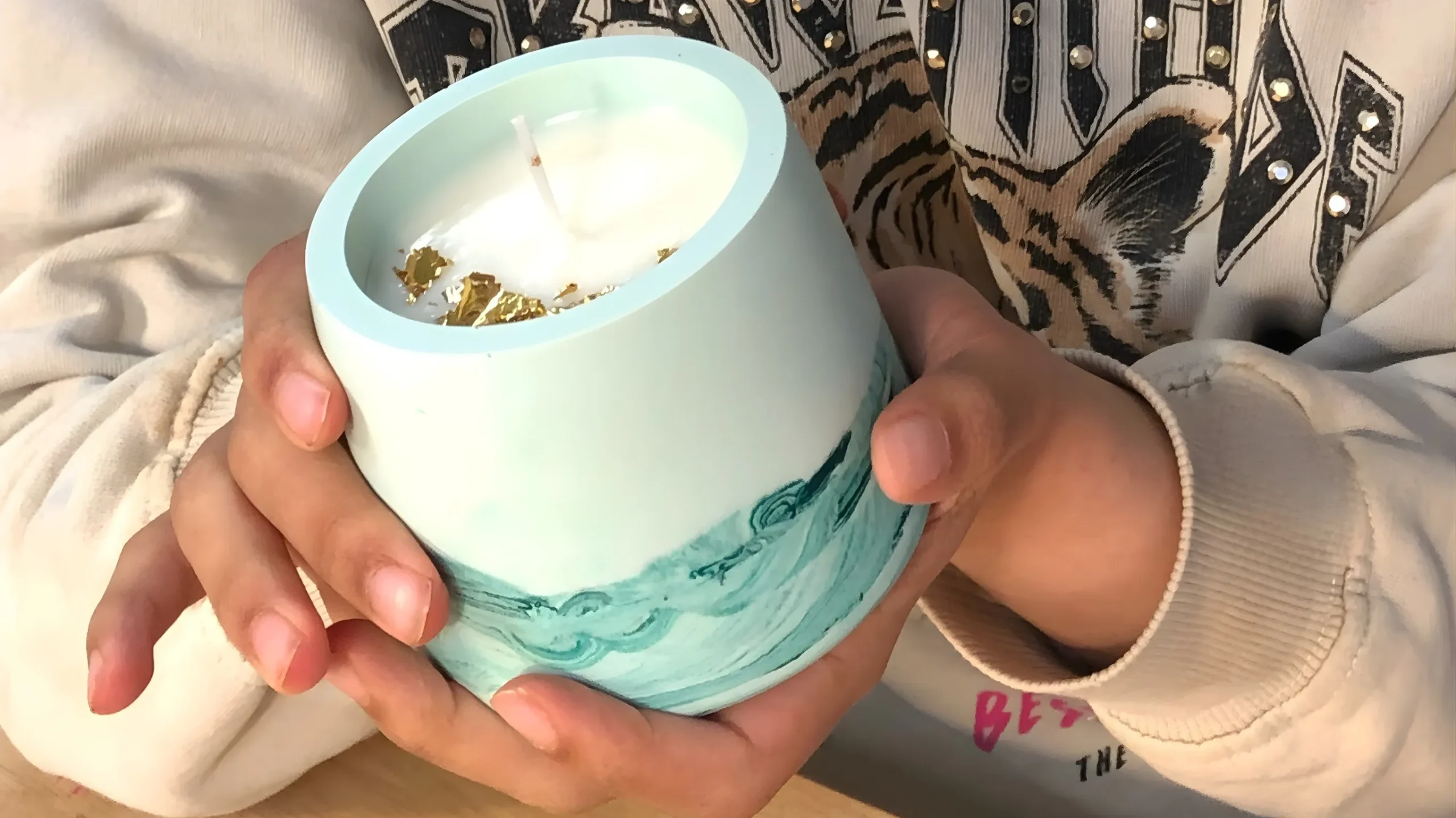 handen die een kaars vasthouden