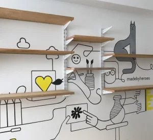 Muurschildering madebyheroes in wording