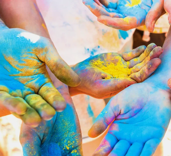 Jongeren aan het werk in creatief atelier voor dagbesteding Amsterdam