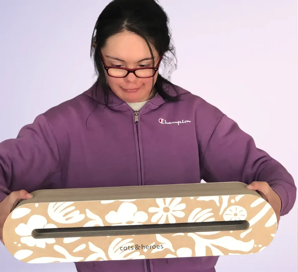 Meisje die kattenkrabmeubel Tube vasthoudt