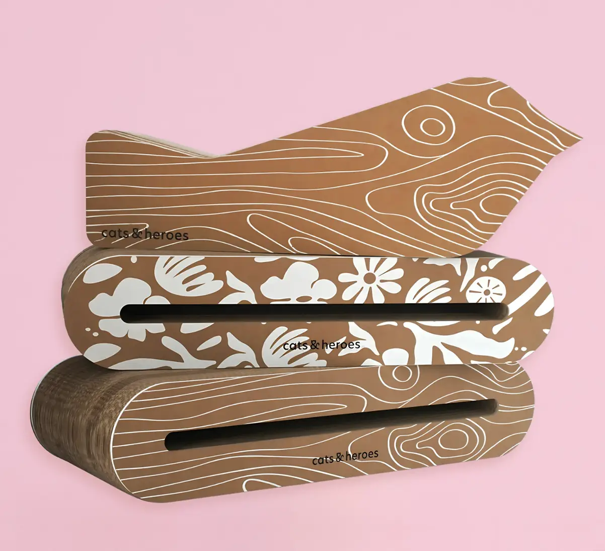 Productfoto van gestapelde design kattenkrabmeubelen met verschillende gezeefdrukte prints.