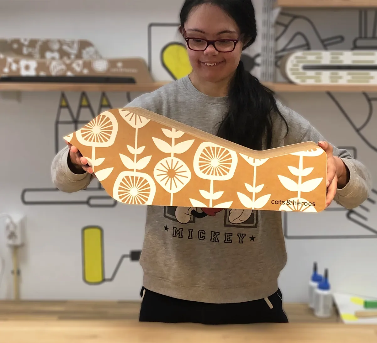 Een van onze helden met een handgemaakt Duurzaam krabmeubel voor katten